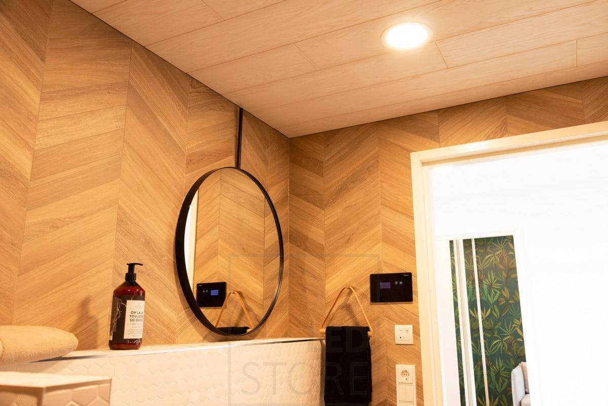 Salon du logement 2020 : plafond rond de 160 mm au plafond du salon, murs chauds et lumière. Ledstore.fi