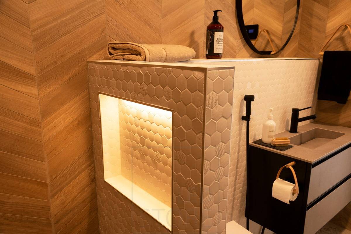 Housing Fair 2020 : niche murale de douche avec bande LED. Ledstore.fi