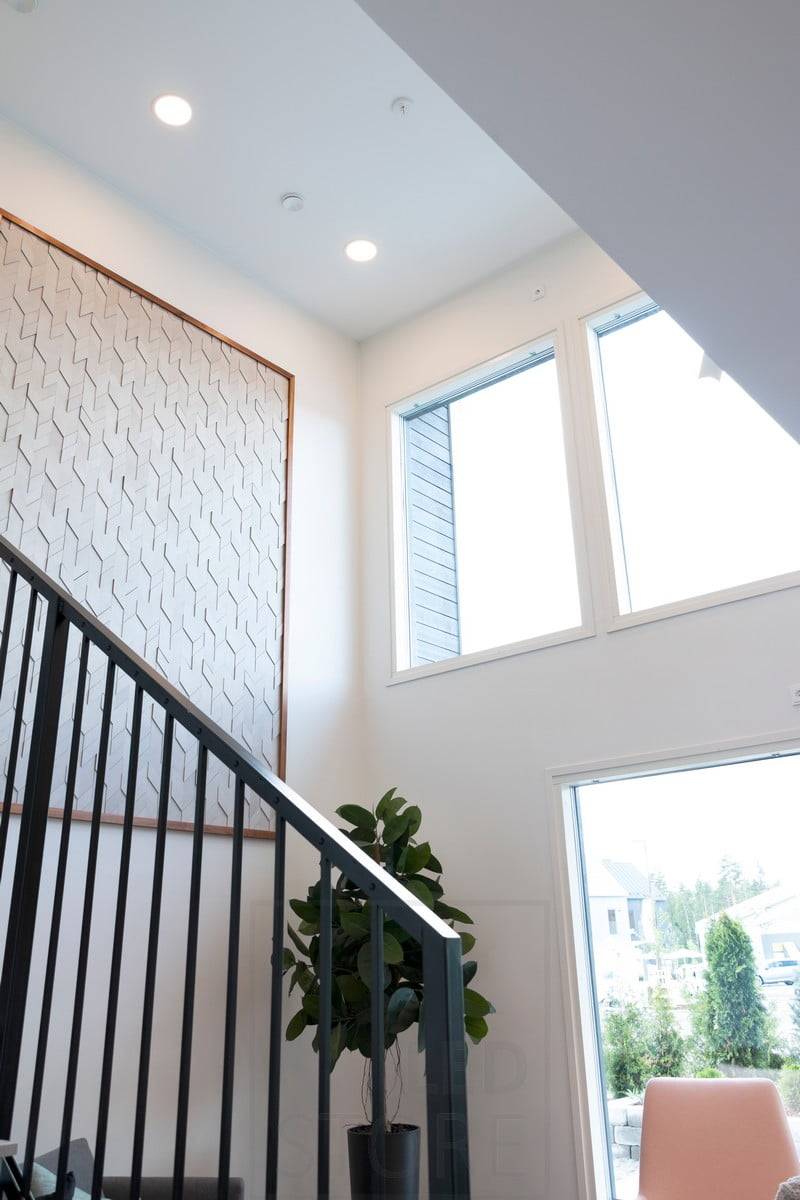 Housing Fair 2020 : les plafonds à leds sur le plafond éclairent également l'escalier. Ledstore.fi