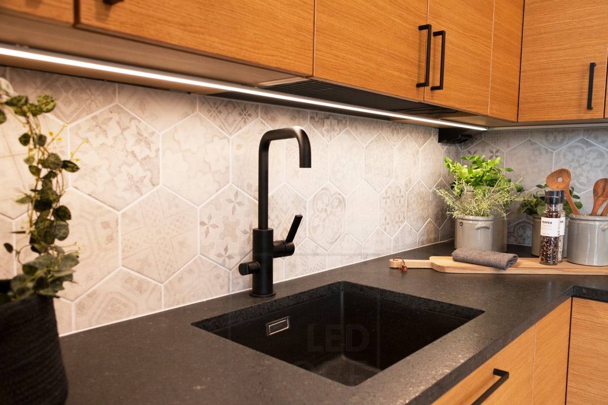 Housing Fair 2020 : lumière sur le plan de travail dans une cuisine en chêne. Lestore.fi