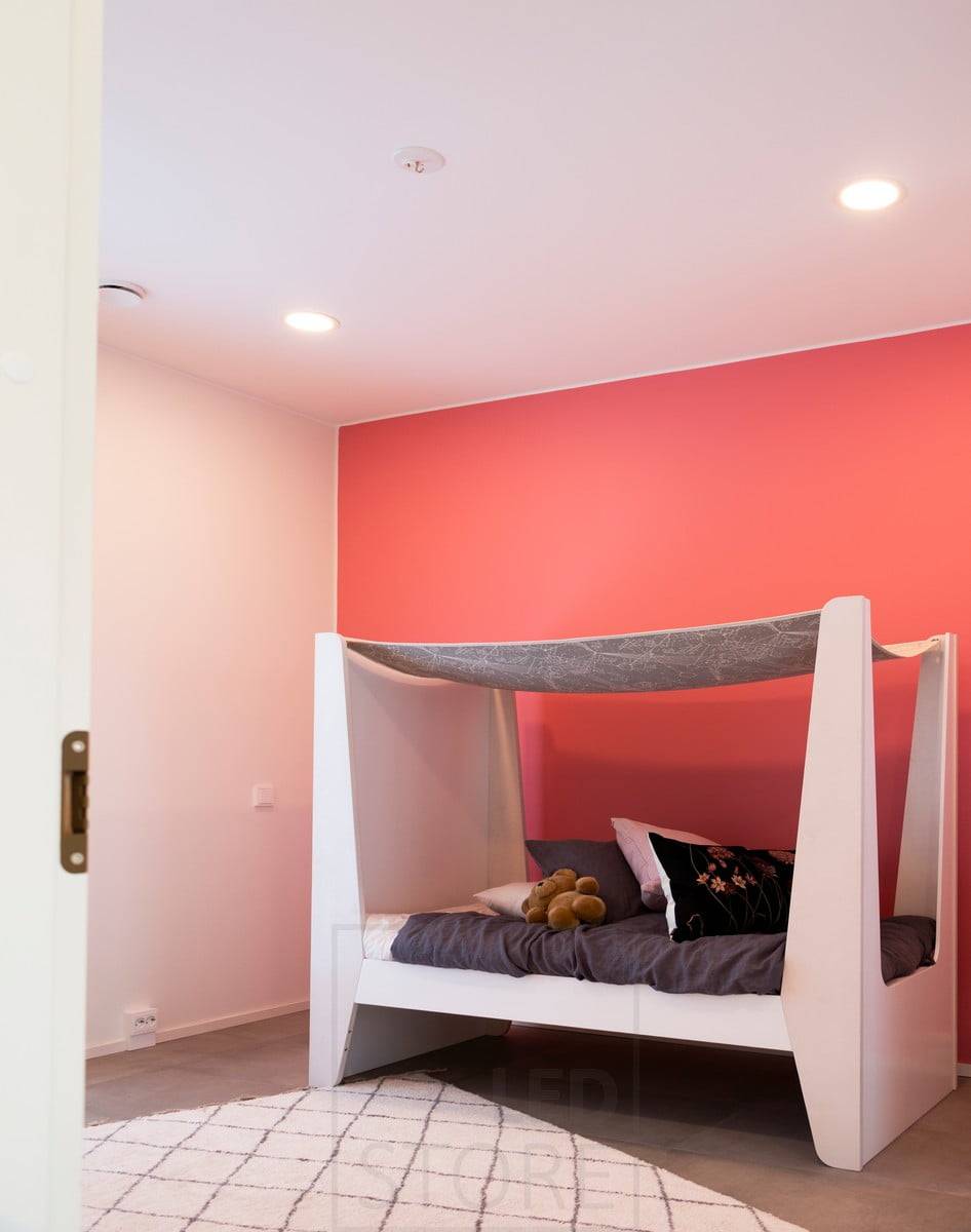 Salon du logement 2020 : dalles de plafond rondes de 200 mm au plafond de la chambre à coucher, mur rouge. Ledstore.fi