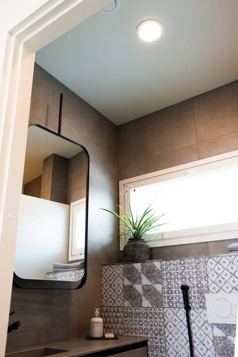 Salon du logement 2020 : dalles de plafond circulaires de 200 mm au plafond des toilettes. Ledstore.fi