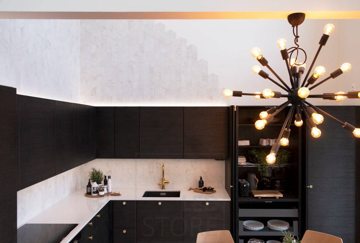 Salon du logement 2020 : lumière claire sur un placard de cuisine noir. Ledstore.fi