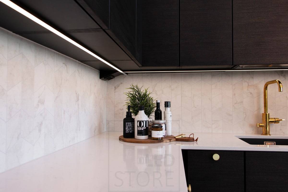 Housing Fair 2020 : bandes lumineuses pour comptoirs, bandes lumineuses montées sur un profil de surface noir. Ledstore.fi