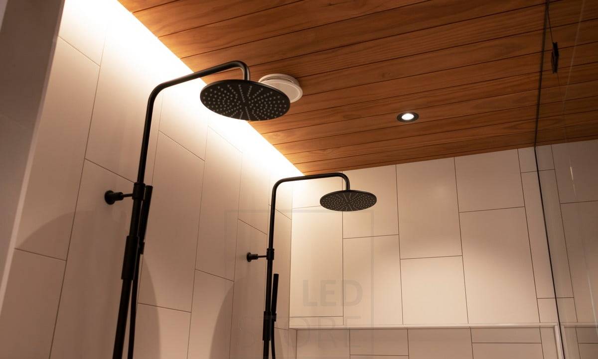 Housing Fair 2020 : lumière chaude indirecte au-dessus des douches. Ledstore.fi