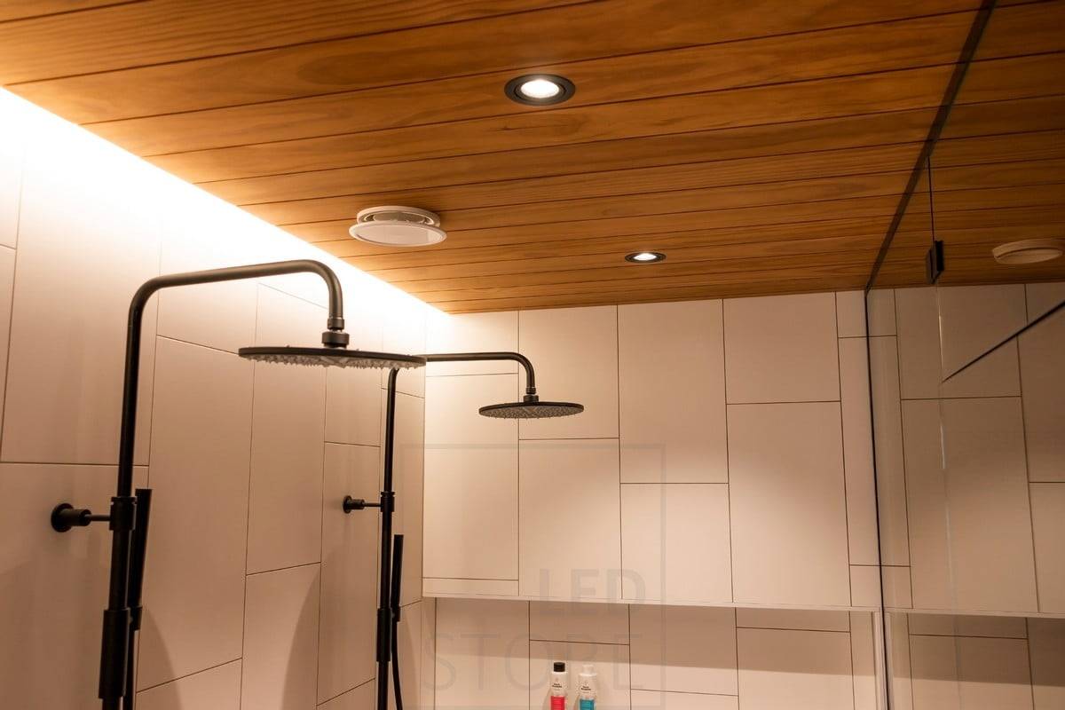 Housing Fair 2020 : lumière indirecte au-dessus de la douche. Ledstore.fi