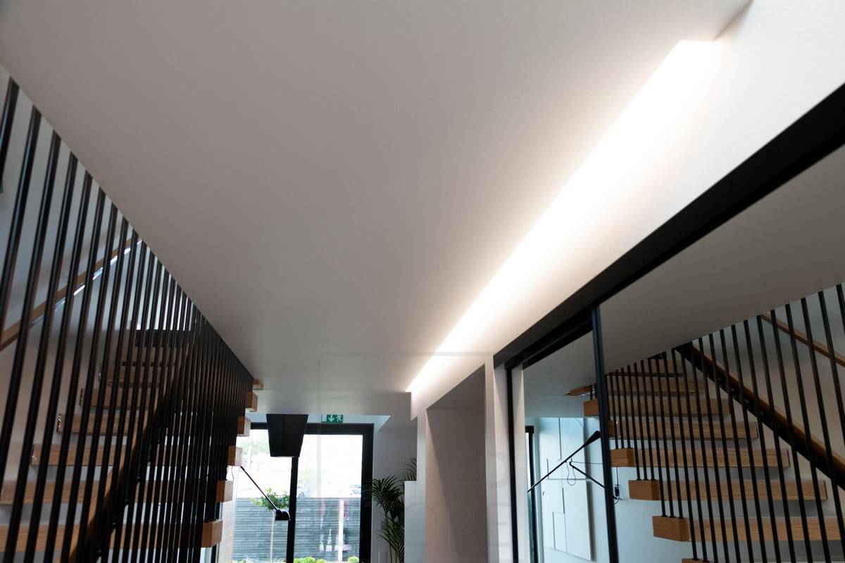 Salon du logement 2020 : longue lumière indirecte dans le couloir pour un éclairage d'ambiance. Ledstore.fi