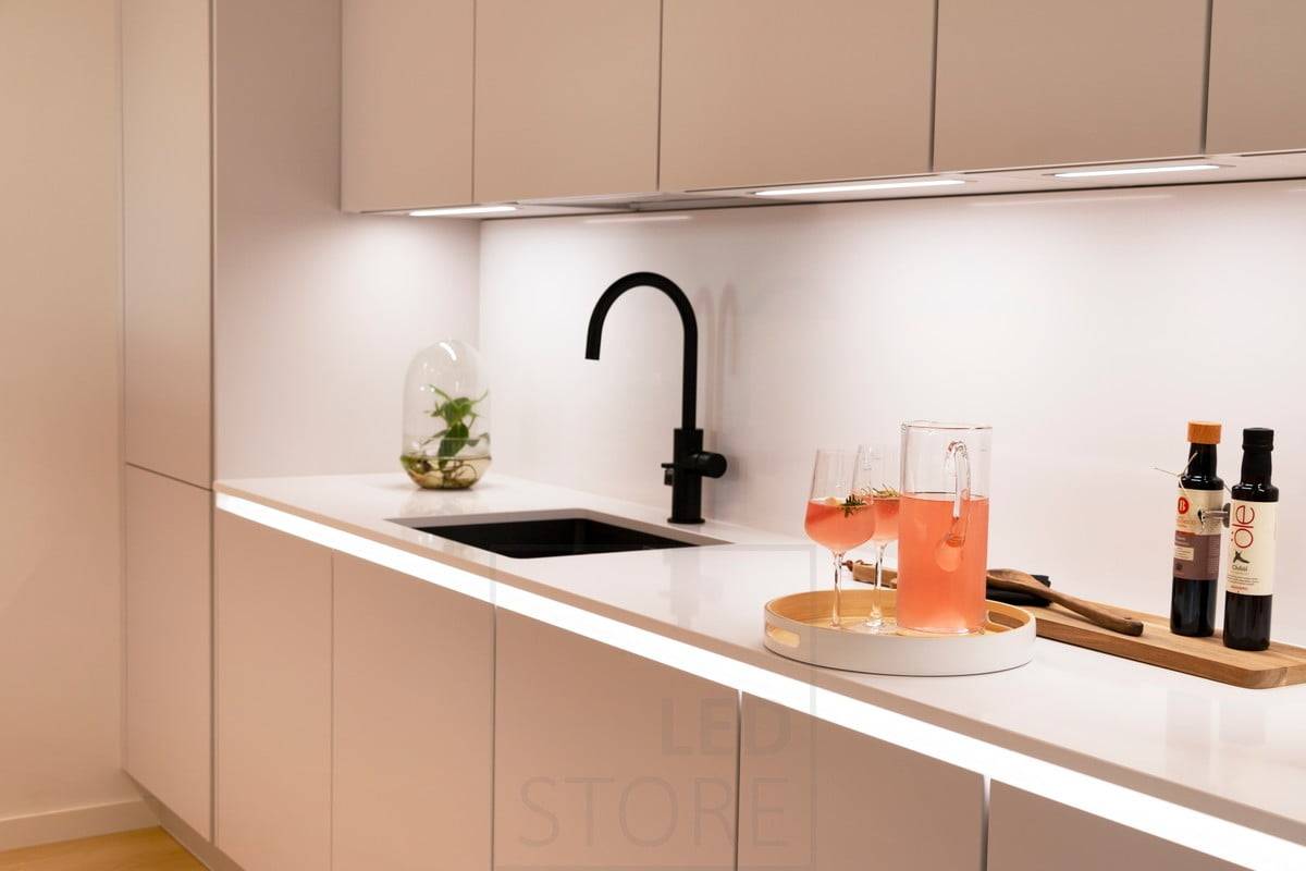 Housing Fair 2020 : éclairages de comptoir de cuisine en sections, encastrés dans le bas des armoires. Une autre bande de leds éclaire la lumière indirecte sous le plan de travail. Ledstore.fi