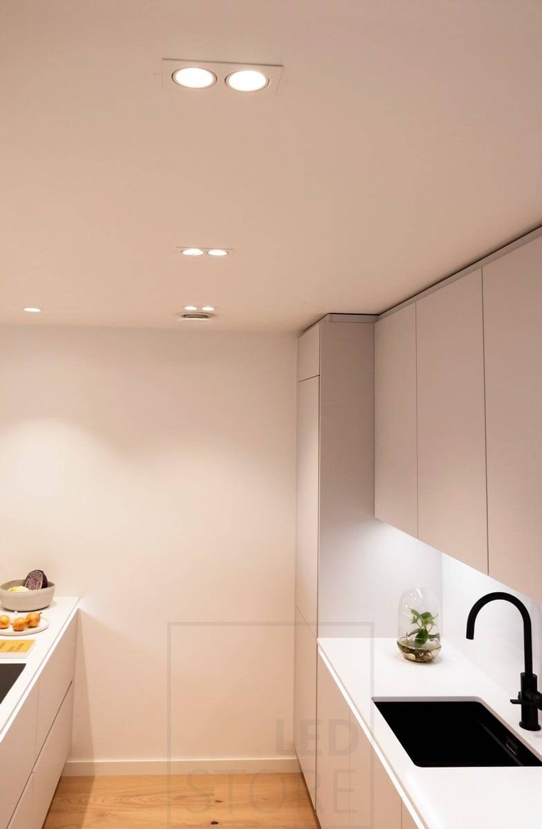 Housing Fair 2020 : doubles spots au plafond de la cuisine pour l'éclairage général. Bande LED éclairant le plan de travail. Ledstore.fi