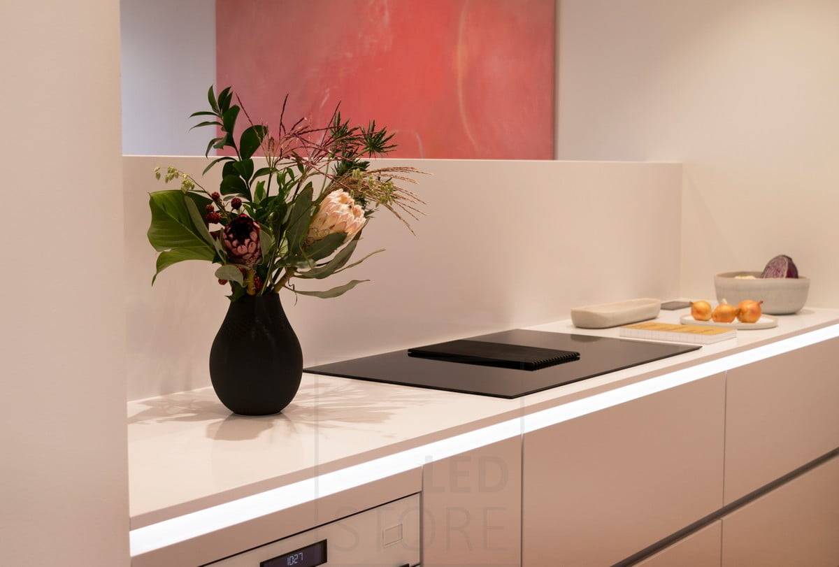 Housing Fair 2020 : un profilé Led au bas du plan de travail de la cuisine éclairant une lumière indirecte. Ledstore.fi