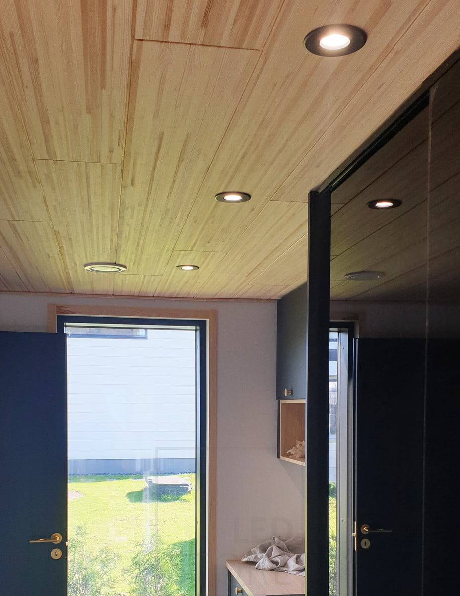 Salon du logement 2020 : taches noires rondes devant l'armoire, au plafond. Ledstore.fi