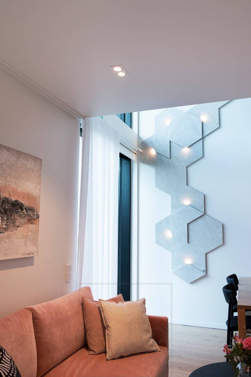 Housing Fair 2020 : un double spot au plafond du salon comme éclairage général. Ledstore.fi