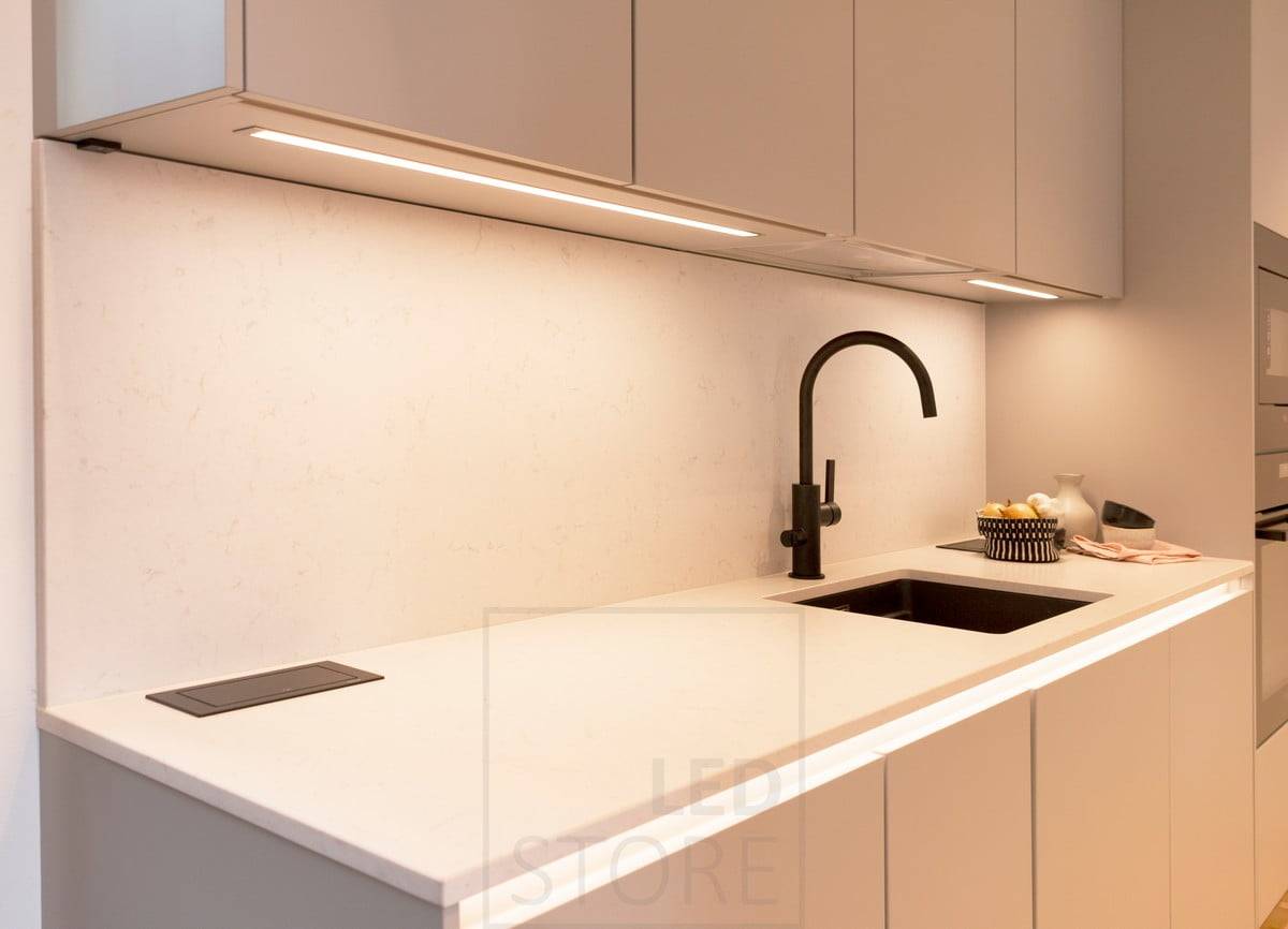 Salon de l'habitat 2020 : plan de travail de la cuisine éclairé par des bandes de LED encastrées dans le bas des armoires. En outre, une bande LED sous le niveau éclaire la lumière indirecte. Ledstore.fi