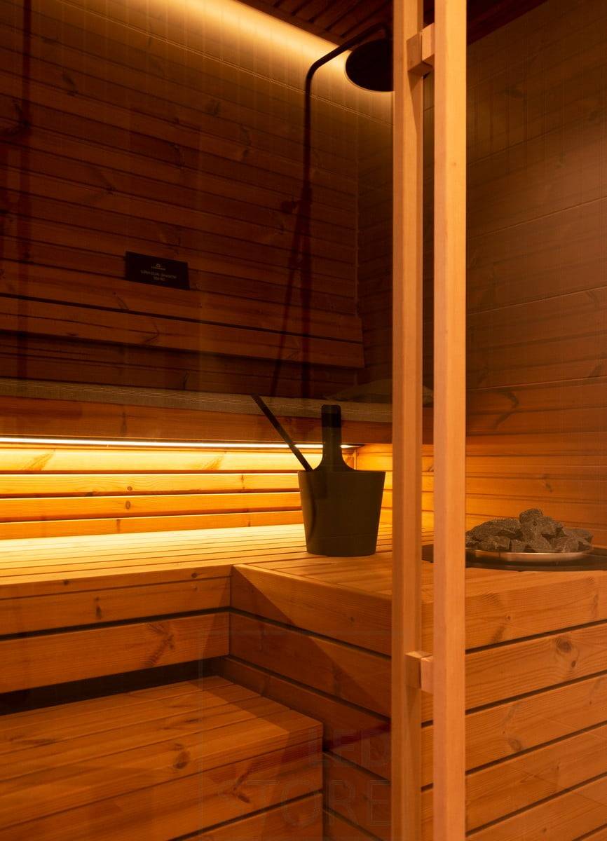 Housing Fair 2020 : bande LED sous le plafond, éclairant la lumière douce et indirecte. Dans la salle d'eau, une bande LED éclaire le plafond d'une lumière indirecte. Ledstore.fi