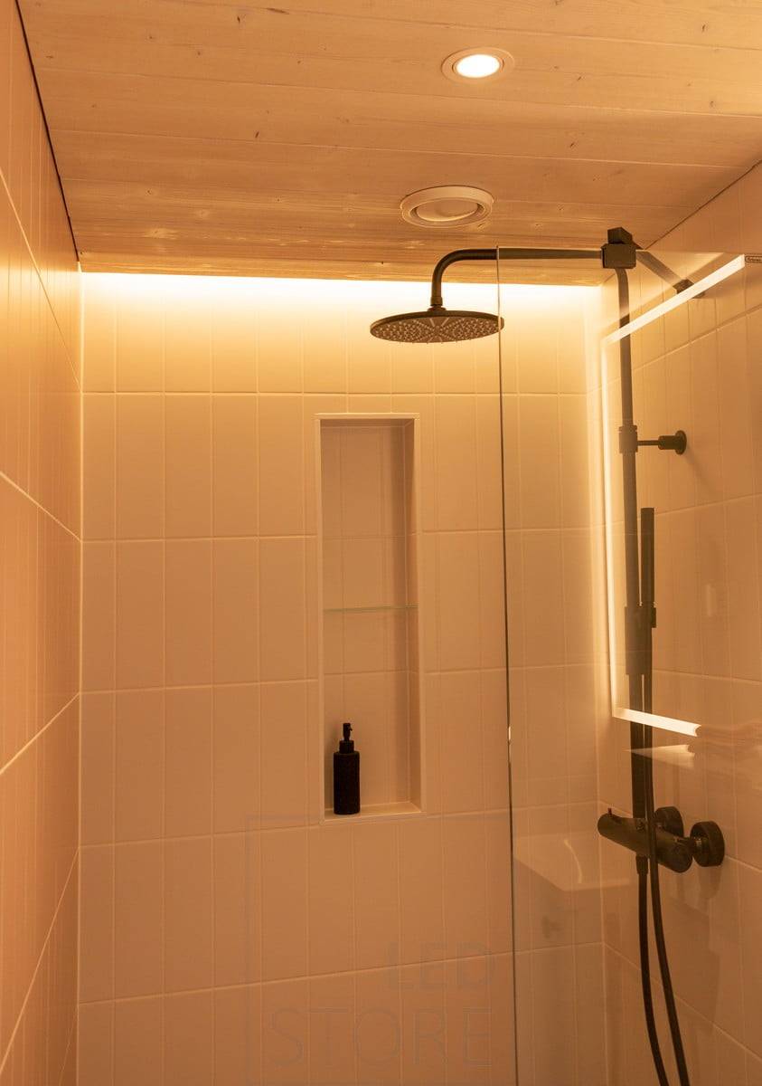 Salon de l'habitat 2020 : lumière chaude indirecte dans le plafond de la salle de bain, réalisée avec une bande LED derrière le profilé du plafond. Ledstore.fi