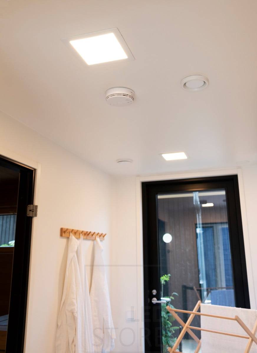 Salon du logement 2020 : panneaux LED 300x300 dans la salle de bain. Le panneau à leds a un design minimaliste et dépouillé. Ledstore.fi