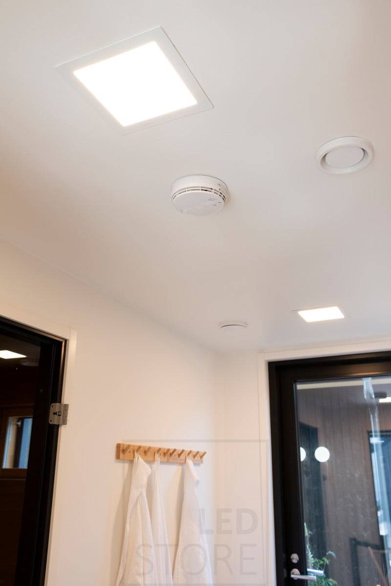 Salon du logement 2020 : des panneaux LED 300x300 éclairent la salle de bain pour un éclairage général uniforme et agréable. Ledstore.fi