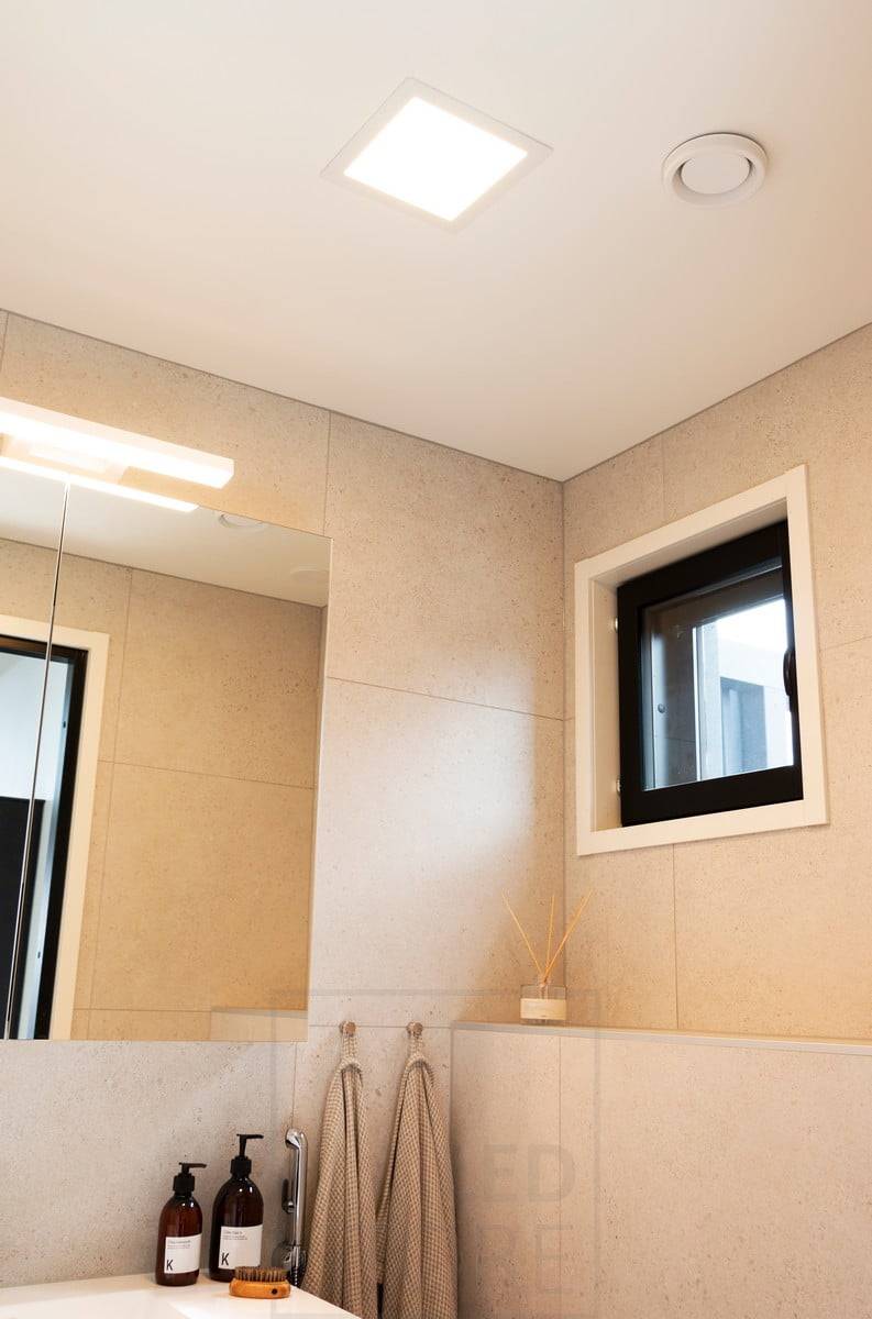 Salon du logement 2020 : panneau LED 300x300 au plafond des toilettes. Ledstore.fi