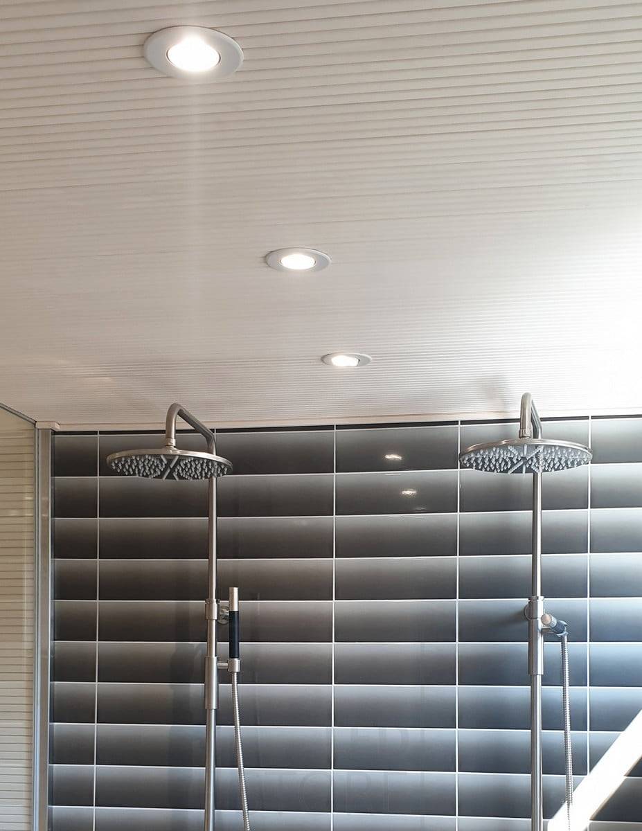 Salon du logement 2020 : taches blanches rondes sur le plafond des toilettes. Ledstore.fi