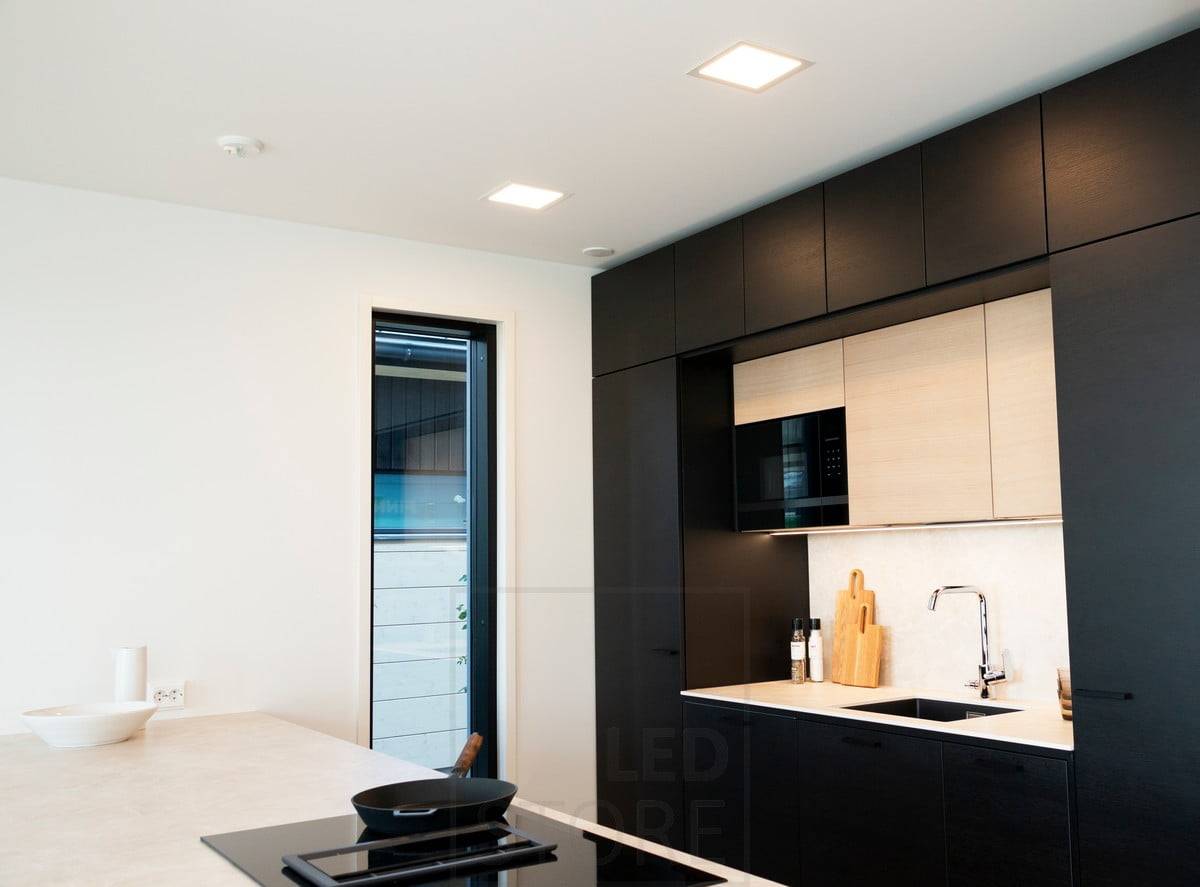 Housing Fair 2020 : 300x300 panneaux led au plafond de la cuisine pour un éclairage général efficace. Bande de leds éclairant le niveau de la cuisine. Ledstore.fi