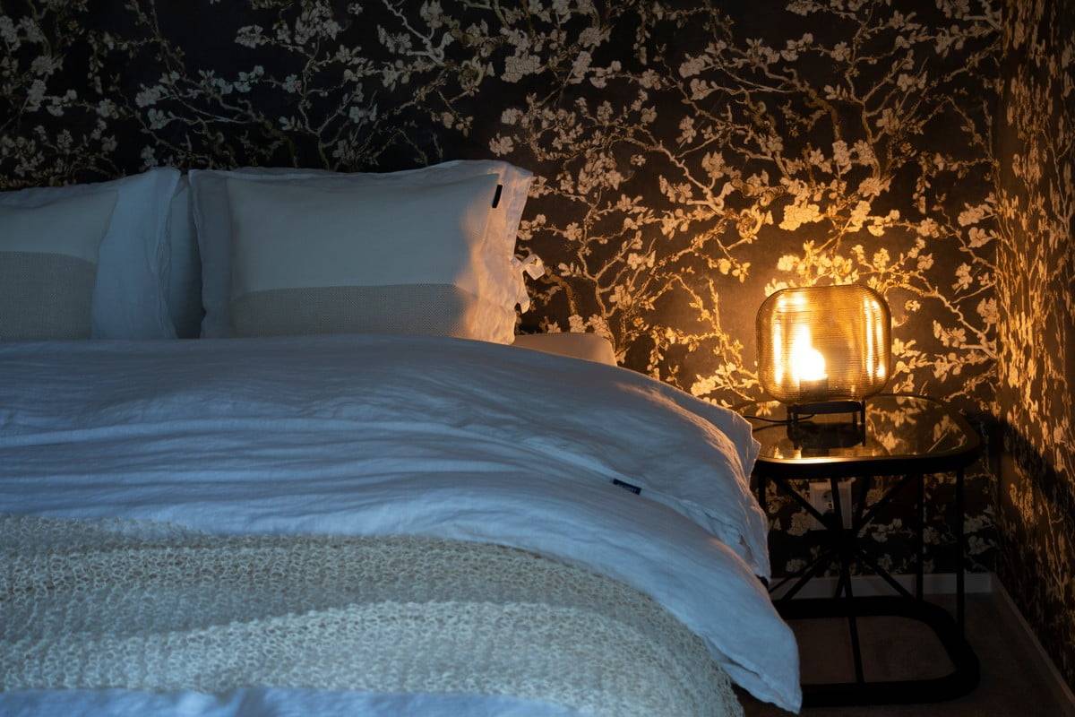 Salon du logement 2020 : une lampe de table dans une chambre à coucher. Ledstore.fi