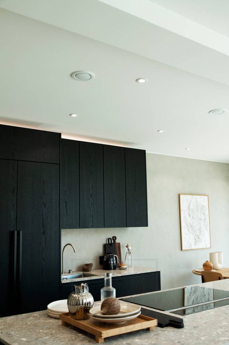 Housing Fair 2020 : lumière indirecte dans la cuisine au-dessus des armoires et spots créant un éclairage général efficace. Ledstore.fi