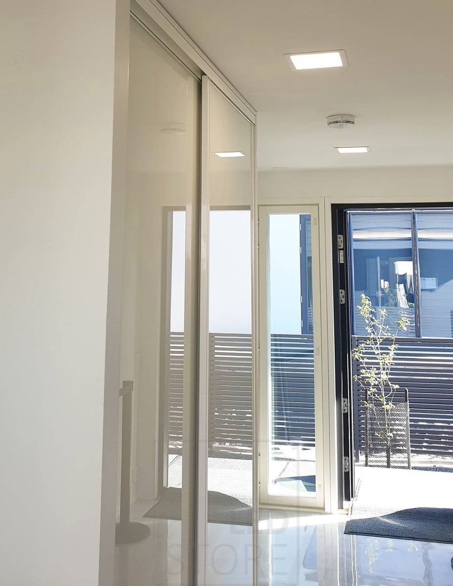 Salon du logement : panneaux LED 200x200 dans la boîte du couloir. Ledstore.fi