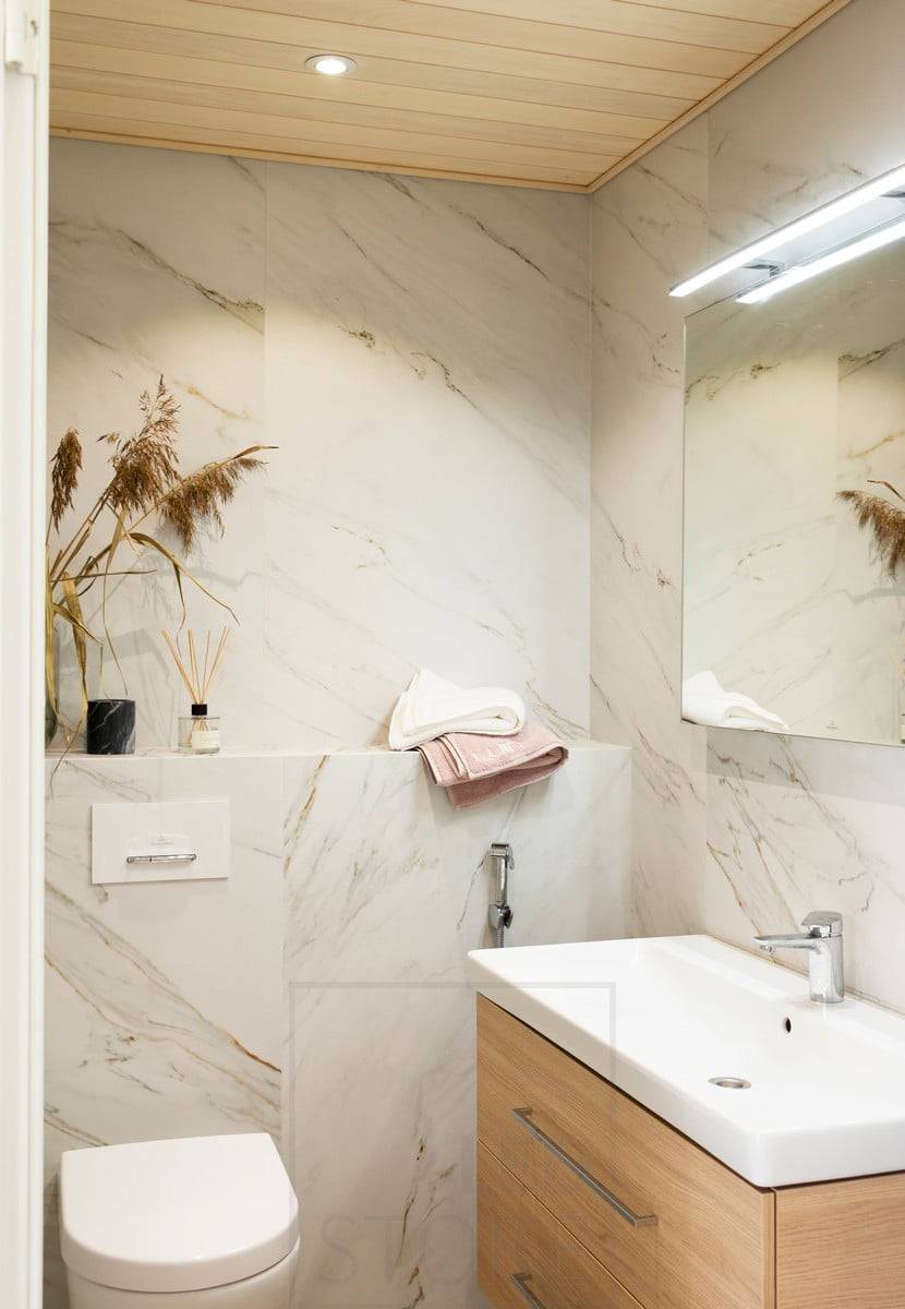 Salon du logement 2020 : spots à leds sur le plafond de la salle de bain. Ledstore.fi