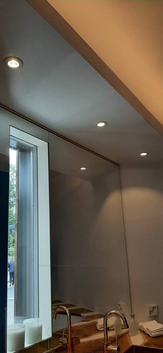 Salon du logement 2021 : Des spots encastrés au-dessus de la fenêtre. Ledstore.fi