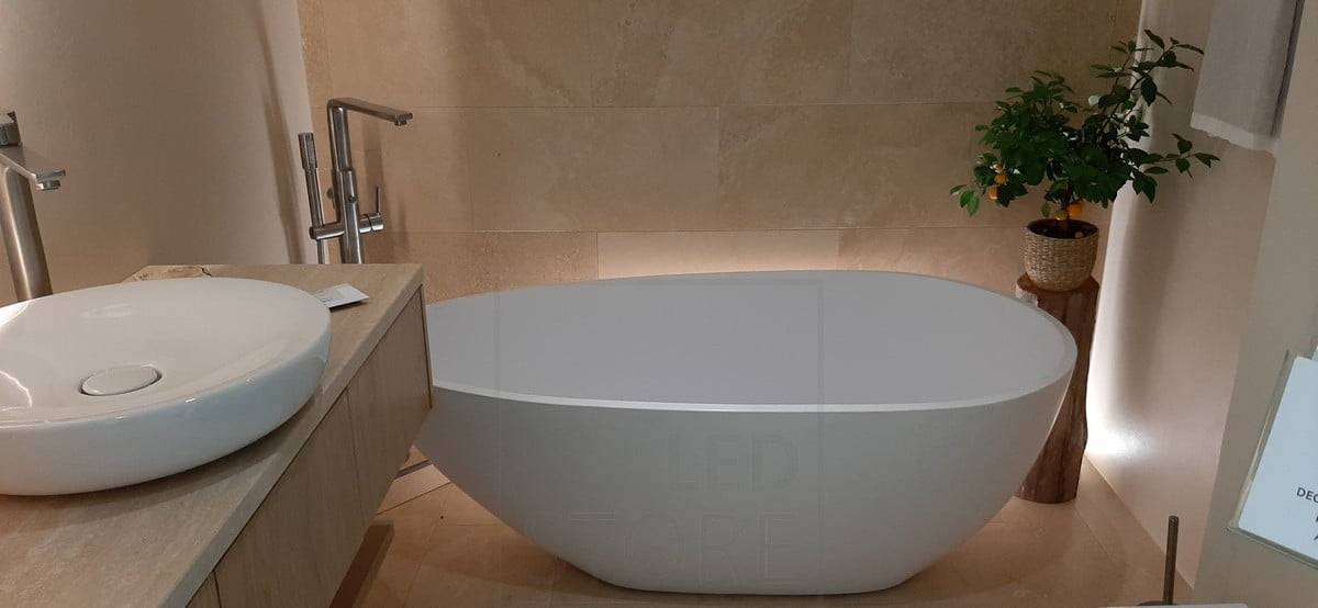 Salon du logement 2021 : Ruban lumineux sur le sol derrière la baignoire. Ledstore.fi