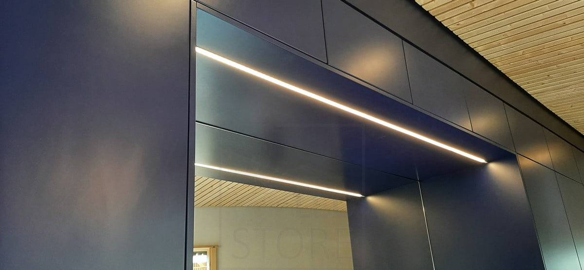 Salon du logement 2021 : Ruban de diodes électroluminescentes encastré dans une armoire noire. Ledstore.fi
