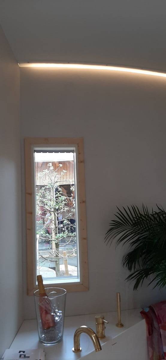 Salon du logement 2021 : Lumière indirecte dans les murs courbes d'une maison. Ledstore.fi