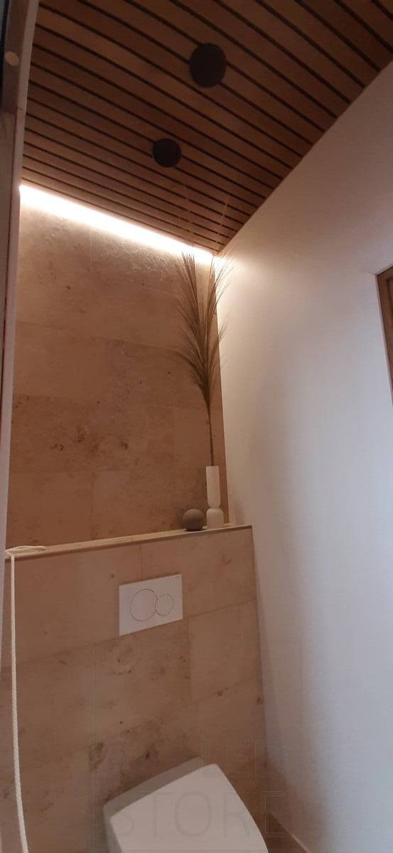 Salon du logement 2020 : bande LED derrière les toilettes sur le plafond éclairant la lumière indirecte. Ledstore.fi