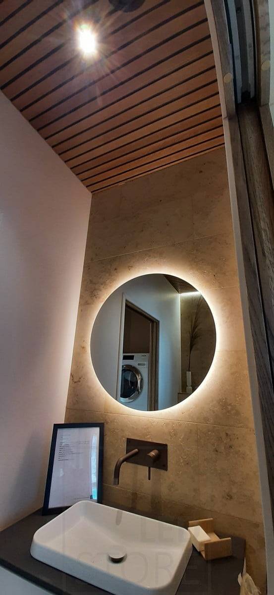 Housing Fair 2021 : Un spot Led rond dans une salle de bain pour fournir une lumière indirecte et atmosphérique. Ledstore.fi