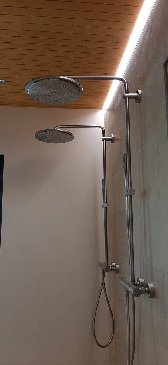 Housing Fair 2021 : Profil de LED au plafond de la salle d'eau, derrière la douche. Ledstore.fi