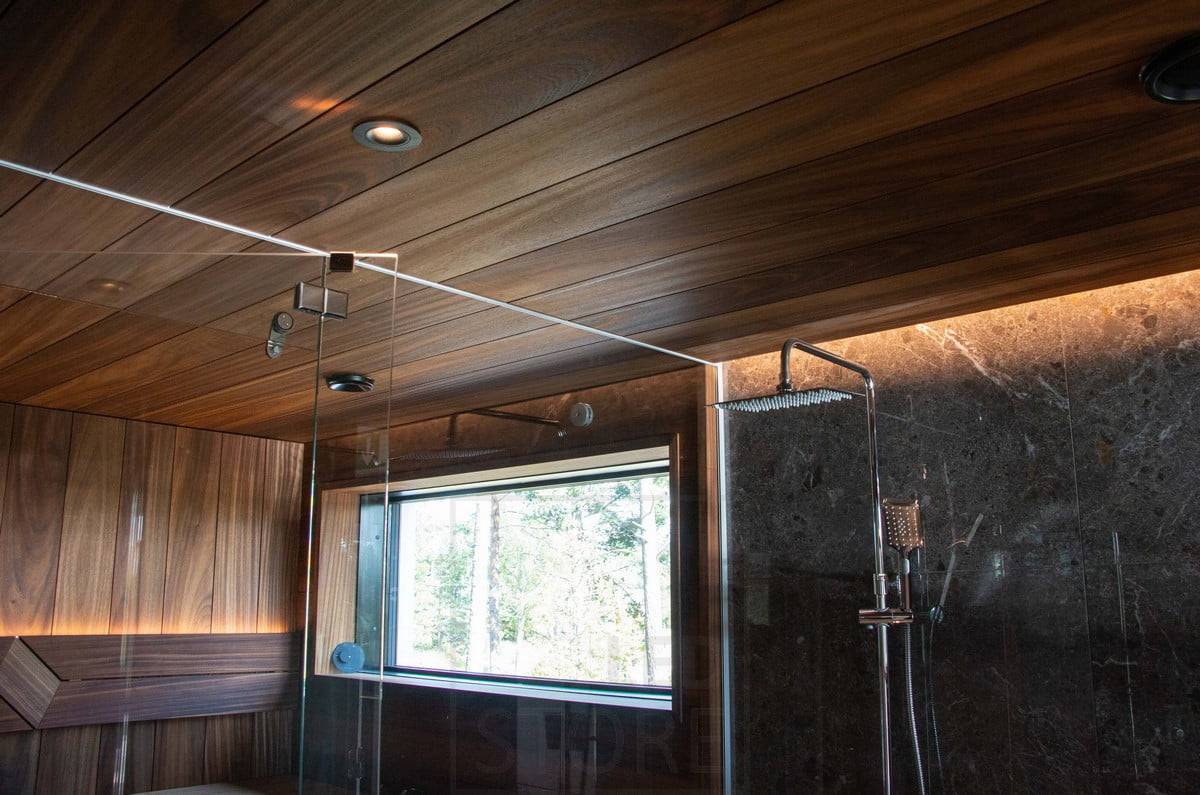 Salon du logement 2022 : Profilé de LED dans une salle de bain sombre, éclairant une lumière indirecte. Ledstore.fi