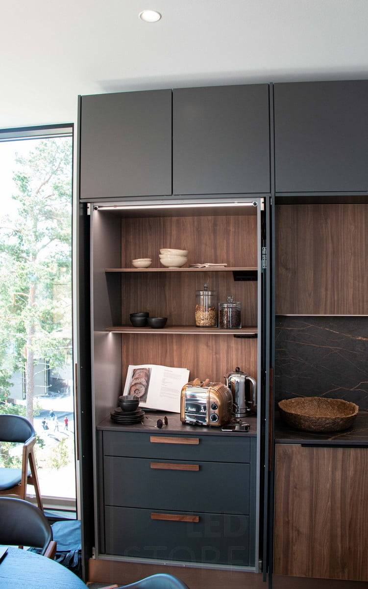 Housing Fair 2022 : Profilés LED dans un meuble de petit-déjeuner, encastrés dans des étagères. Ledstore.fi