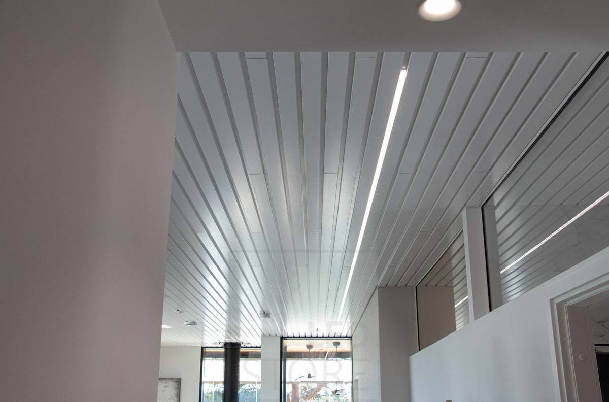 Housing Fair 2022 : Profilé led blanc encastré dans le joint d'un panneau de plafond dans le salon. Ledstore.fi
