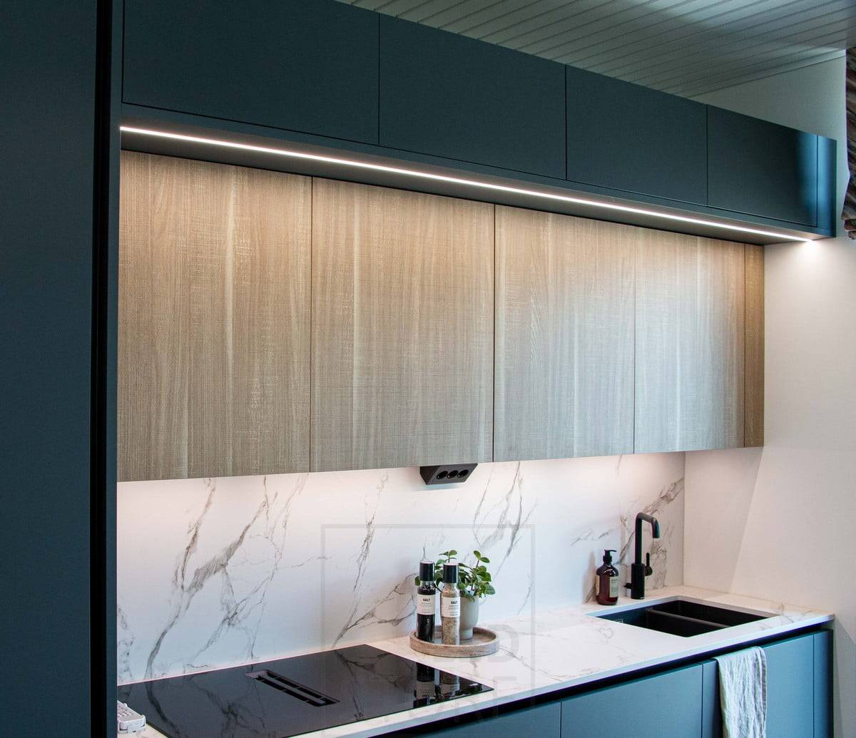 Housing Fair 2022 : Profilé led étroit encastré dans un meuble de la cuisine. Lumière sur 2 niveaux. Ledstore.fi