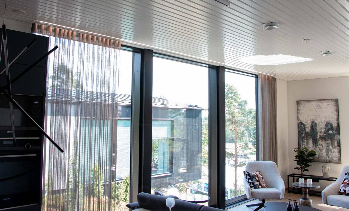 Housing Fair 2022 : Profilé led blanc encastré dans le joint d'un panneau de plafond. Ledstore.fi