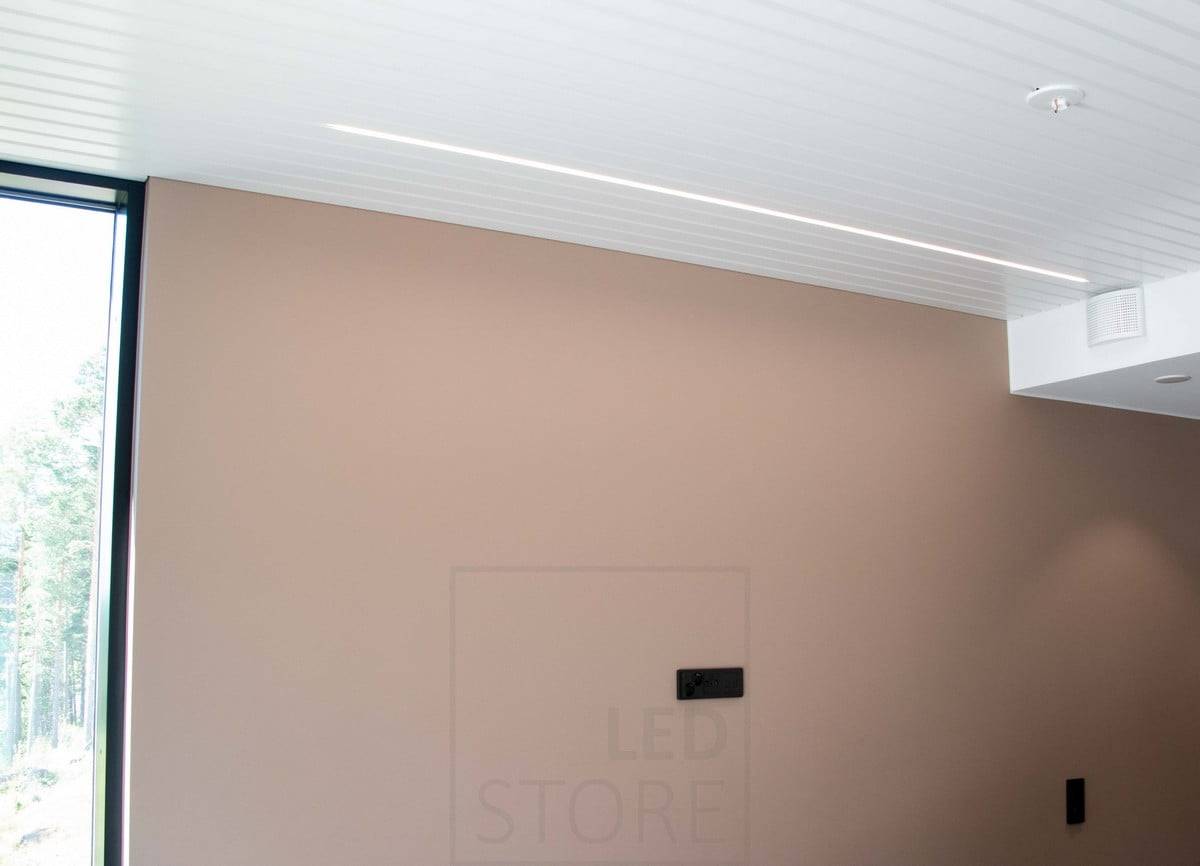 Housing Fair 2022 : Profilé led blanc encastré dans un joint de panneau. Ledstore.fi
