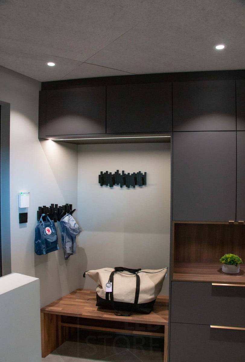Salon du logement 2022 : profilé led étroit encastré dans le mobilier du couloir. Ledstore.fi