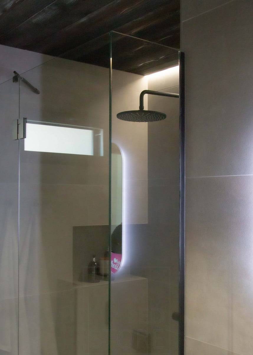 Salon du logement 2022 : Bande LED sur le plafond de la douche indirectement, panneau sombre. Ledstore.fi