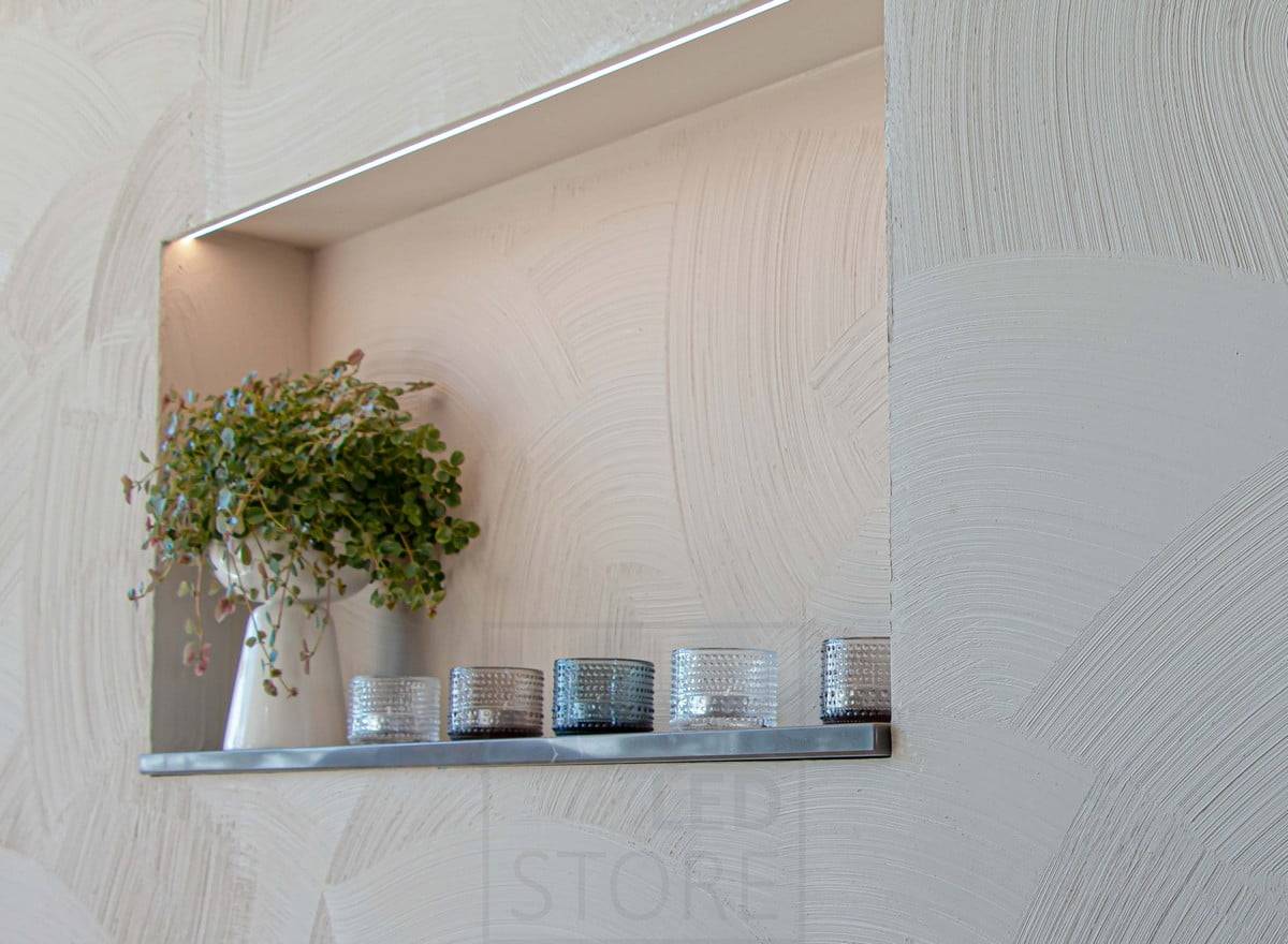 Salon du logement 2022 : Bande LED comme éclairage d'étagère sur un mur en plâtre. Ledstore.fi