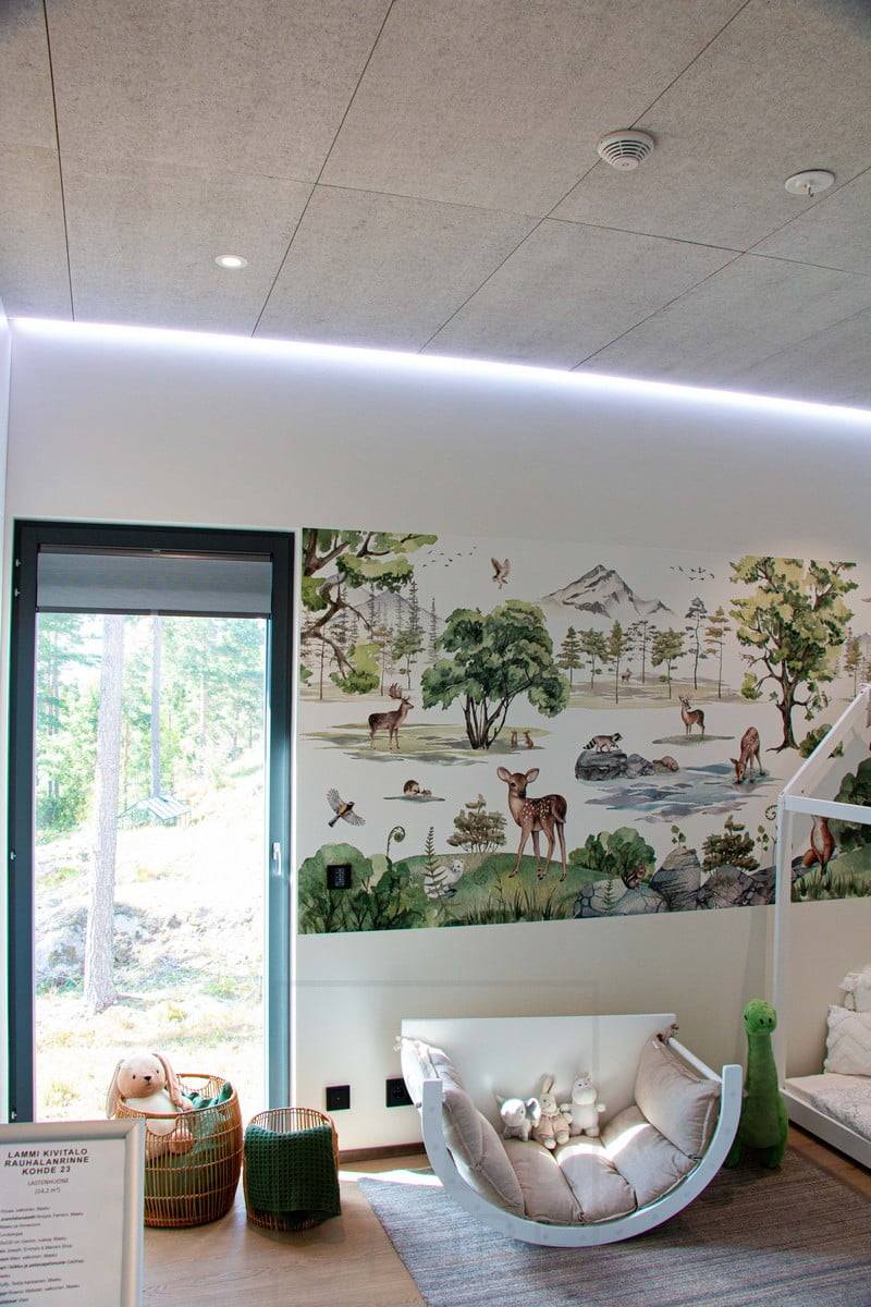 Salon du logement 2022 : Ruban lumineux dans un profil étroit et affleurant, bordure de carreaux acoustiques KONTO gris, chambre d'enfant. Image verticale. Ledstore.fi