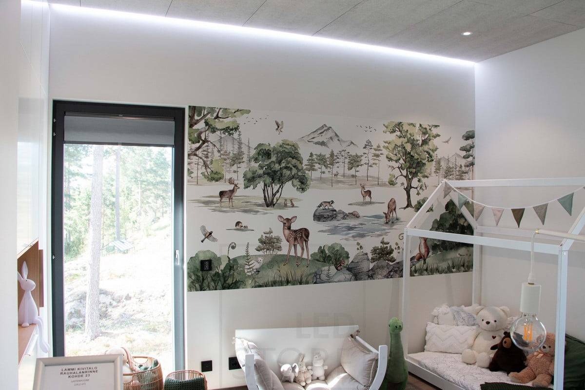 Salon du logement 2022 : Ruban de leds dans un profil étroit et affleurant, bordure de carreaux acoustiques KONTO gris, chambre d'enfant. Ledstore.fi