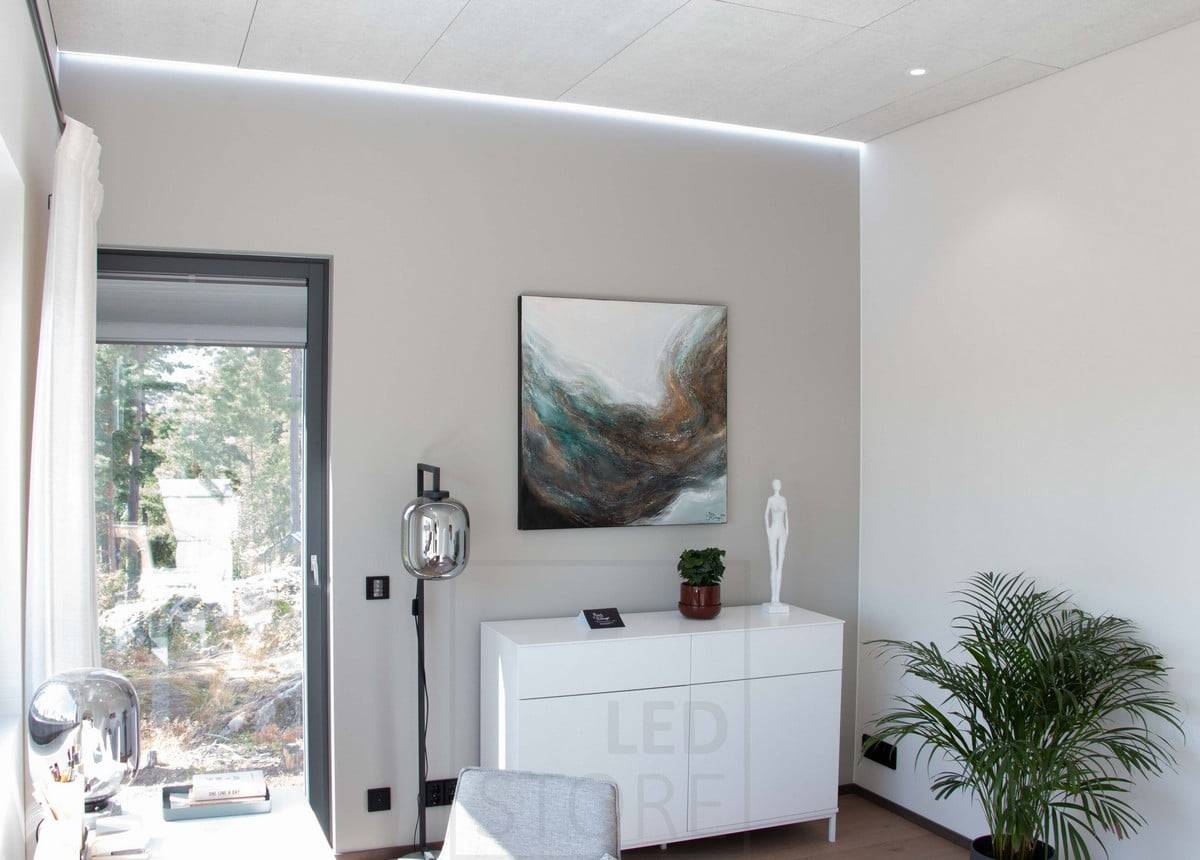 Salon du logement 2022 : Ruban de leds dans un profil étroit et affleurant, sur le bord d'un panneau acoustique KONTO gris. Ledstore.fi