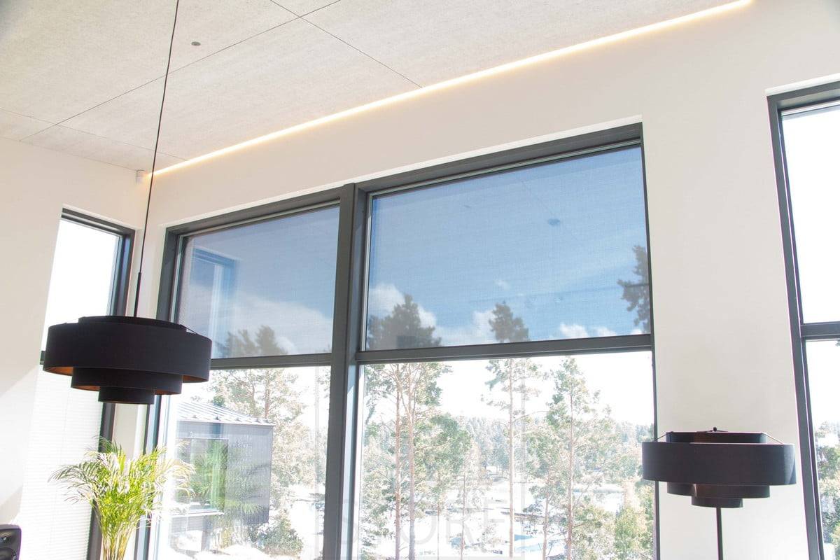 Salon de l'habitat 2022 : ruban de LED dans un profil étroit et affleurant, KONTO sur le bord d'un panneau acoustique. Ledstore.fi