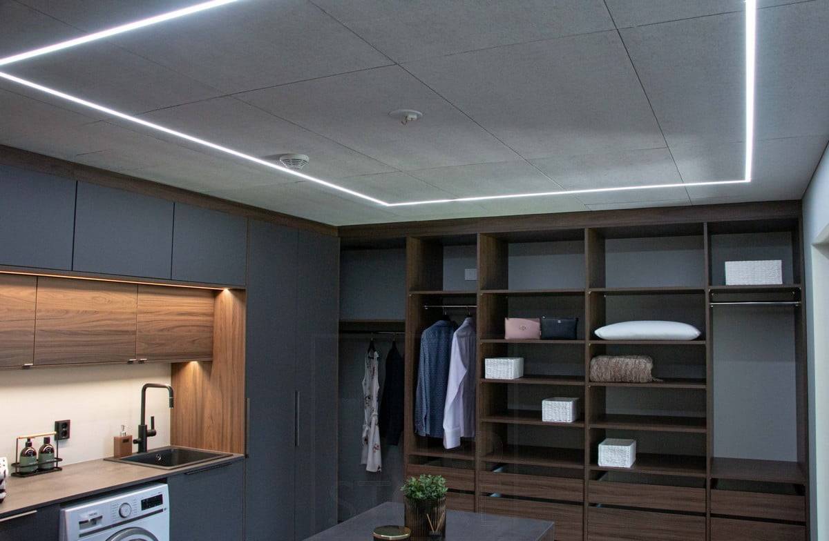 Salon de l'habitat 2022 : ruban LED dans un profil étroit et affleurant, panneau acoustique KONTO. Ledstore.fi