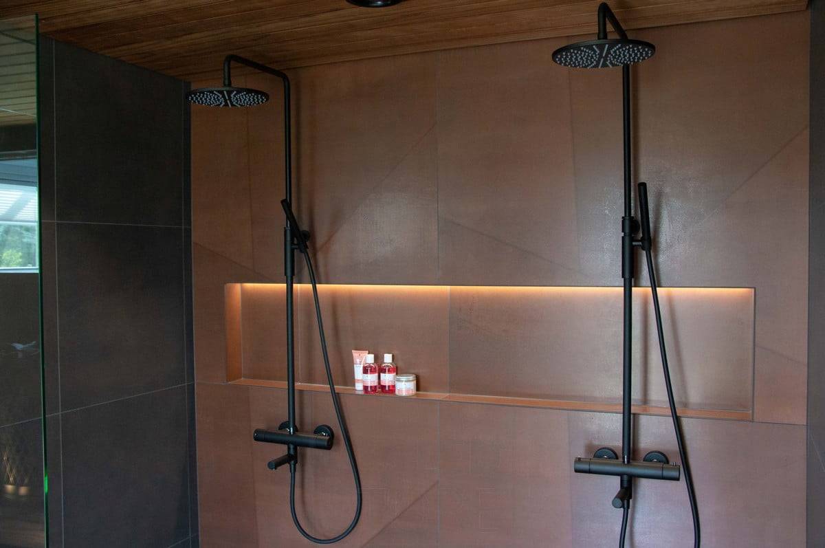 Housing Fair 2022 : Profil de LED sur une étagère de détergent dans la douche. Ledstore.fi